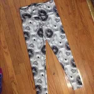 Onzie Leggings! White, black, gray rose print
